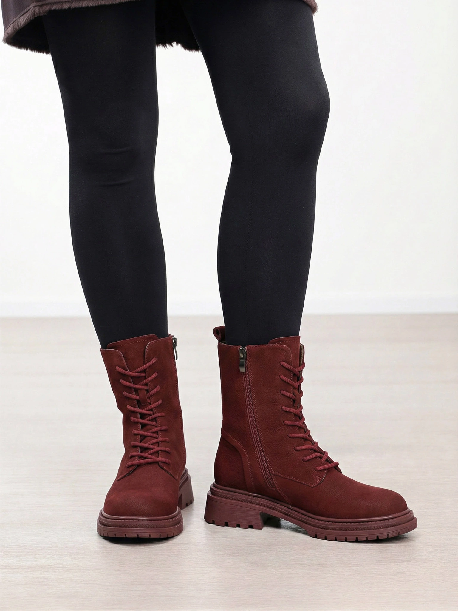 Ботинки бордового цвета на рльефной подошве